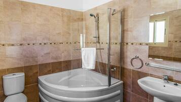 Villa, 3 Bedrooms | Bathroom | Shower, towels
