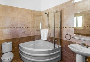 Villa, 3 Bedrooms | Bathroom | Shower, towels