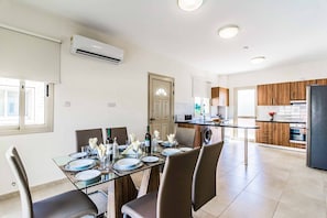 Biệt thự, 3 phòng ngủ, hồ bơi riêng | Bếp riêng | Lò nướng, bếp nấu, máy rửa bát, dụng cụ nấu nướng/bát dĩa/dao nĩa 