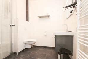 Suihku, hiustenkuivaaja, vessapaperi