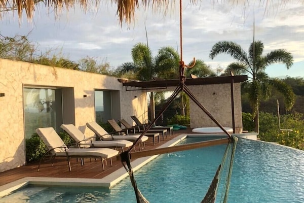 Een buitenzwembad, een infinity pool