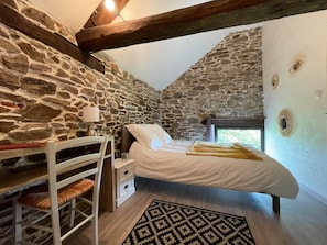 2 bedrooms, desk, free WiFi, bed sheets