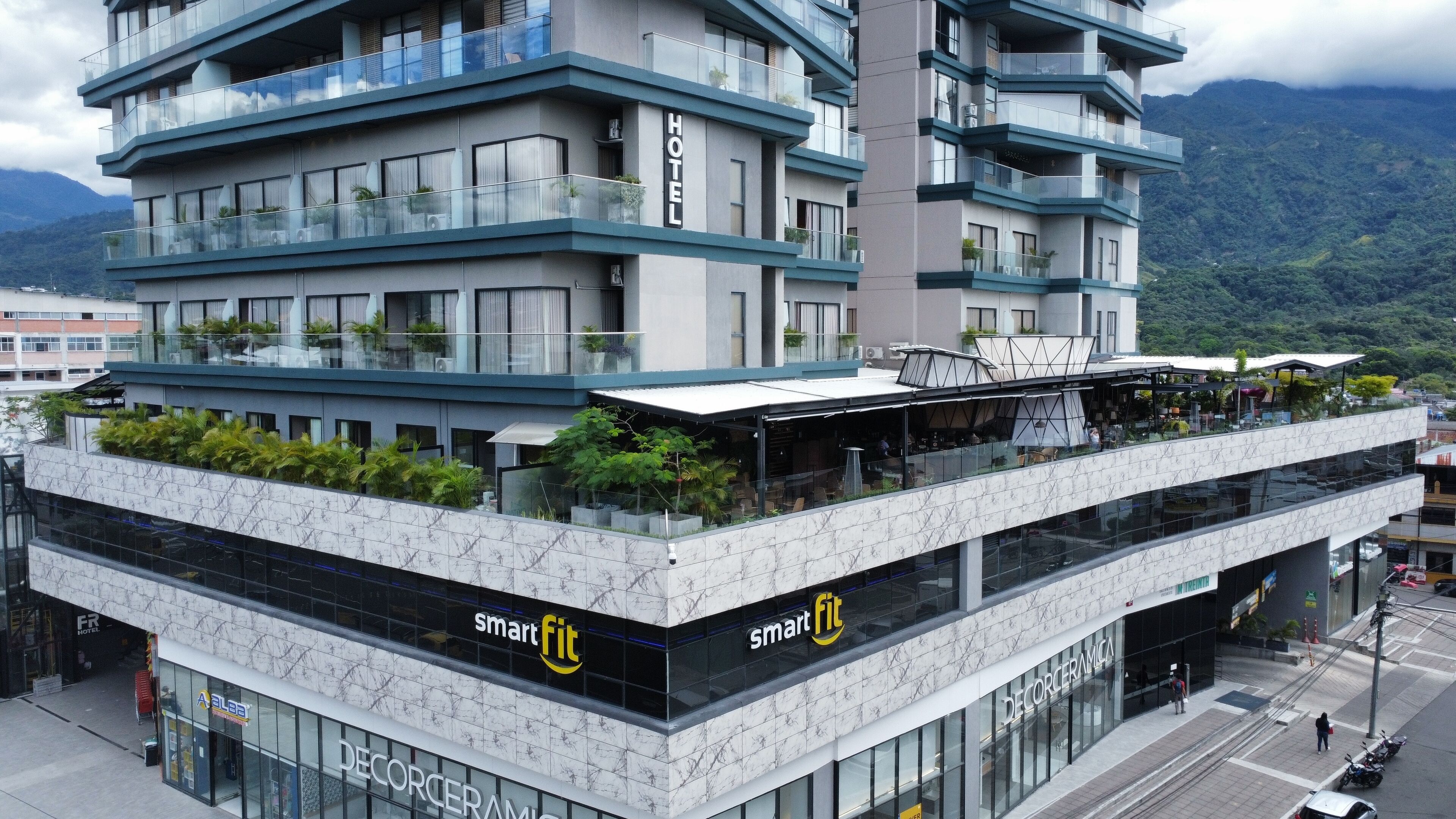 Vista frontal de la propiedad