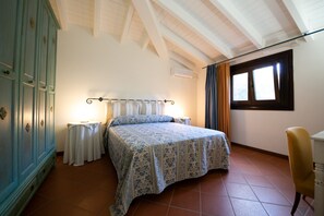 3 habitaciones, tabla de planchar con plancha y cuna de viaje 