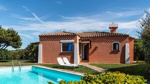 A small, single-story building with a swimming pool, a door, and a window. - Villa Camilla private garden and pool. 30% DISCOUNT, PERIOD 24 MAY - 7 JUNE (Punta de Su Turrione Stintino ( SS))
