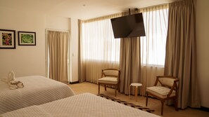 Habitación doble superior | Ropa de cama de alta calidad, edredones de plumas, minibar y caja fuerte