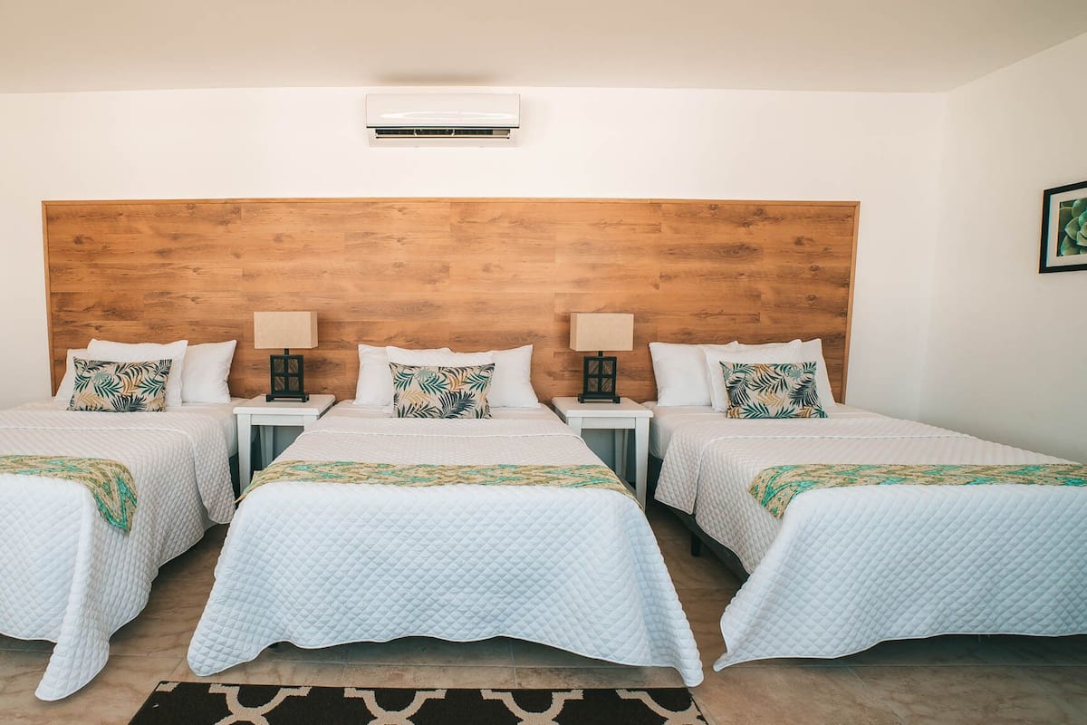 Familiekamer | 1 slaapkamer, luxe beddengoed, donzen dekbedden, een minibar