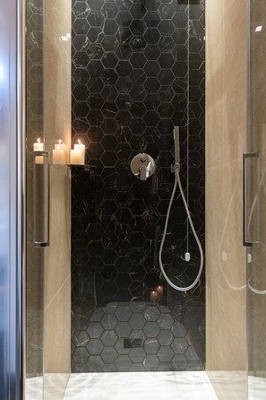 Apartamento de diseño, 1 habitación | Baño | Ducha, cabezal de ducha tipo lluvia, secador de pelo y zapatillas