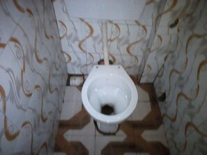 Kamar Single | Kamar mandi | Shower dan handuk
