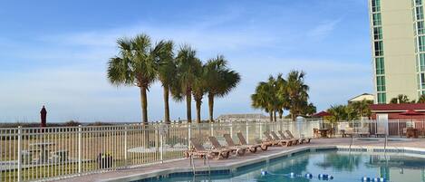 Alberca al aire libre y alberca climatizada