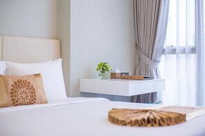 Minibar, in-room safe, desk, laptop workspace - BridgeLakeside Hotel Hanoi (Hanoi)