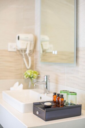 Bathroom - BridgeLakeside Hotel Hanoi (Hanoi)