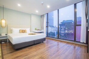 Minibar, in-room safe, desk, laptop workspace - BridgeLakeside Hotel Hanoi (Hanoi)