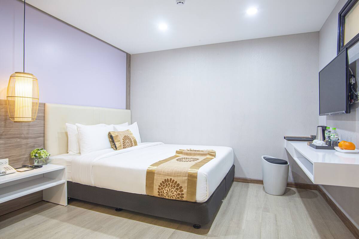 Classic Double Room | Minibar, in-room safe, desk, laptop workspace
