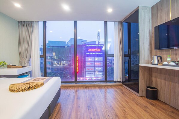 Minibar, in-room safe, desk, laptop workspace - BridgeLakeside Hotel Hanoi (Hanoi)