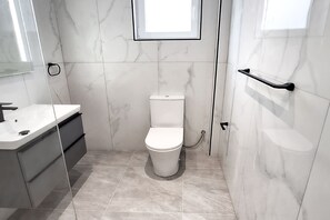 Baignoire, séchoir à cheveux, serviettes fournies