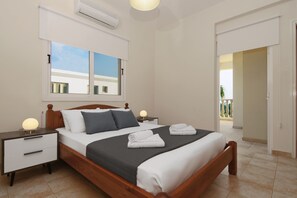 4 bedrooms, iron/ironing board, internet, bed sheets