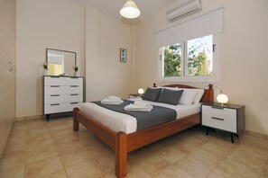 4 bedrooms, iron/ironing board, internet, bed sheets