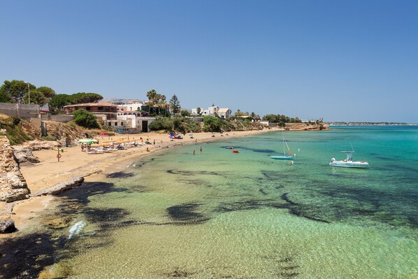 Plage à proximité, sable blanc, navette pour la plage, bar de plage