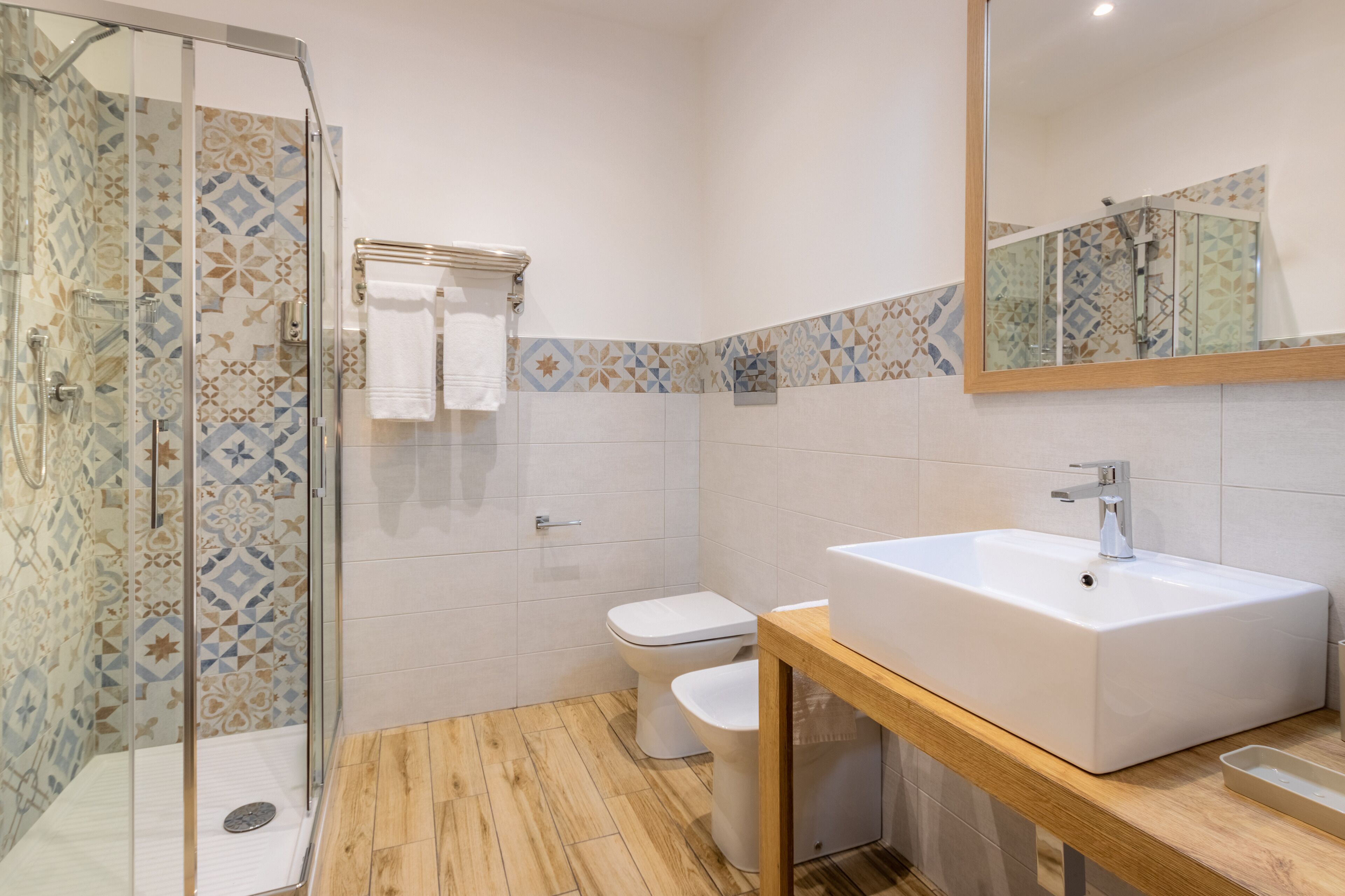 Un baño con ducha, inodoro y lavamanos.