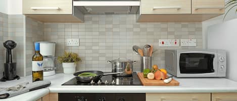 Réfrigérateur, micro-ondes, four, plaque de cuisson