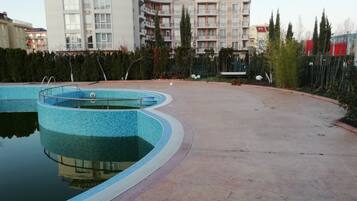 Kolam renang outdoor musiman, dengan payung kolam renang