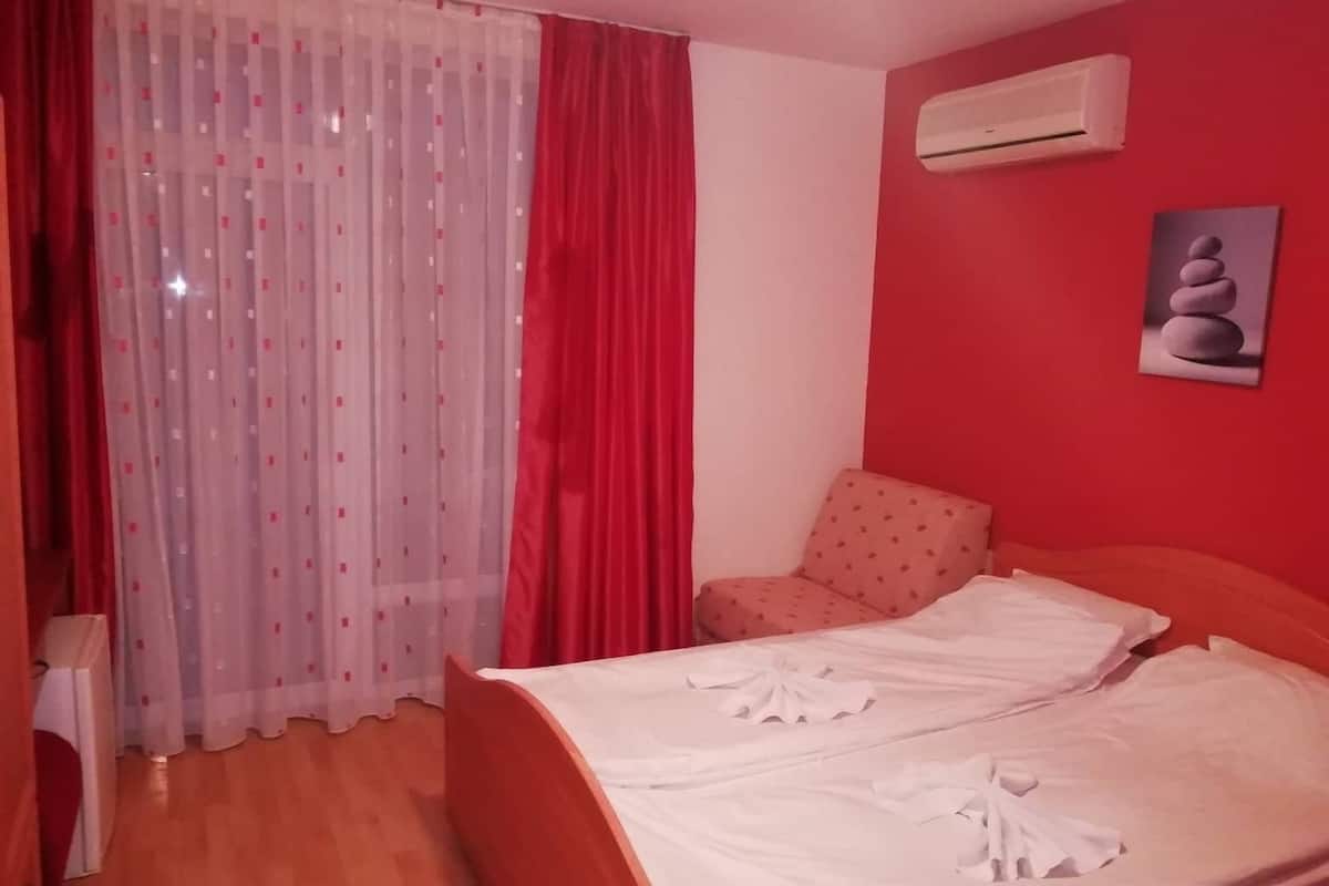 Deluxe Studio | Iron/ironing board, WiFi (free), bed sheets
