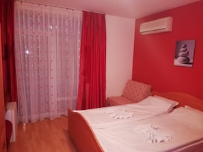 Studio Deluxe | Fer et planche Ă repasser, accĂšs au Wi-Fi (inclus), literie fournie