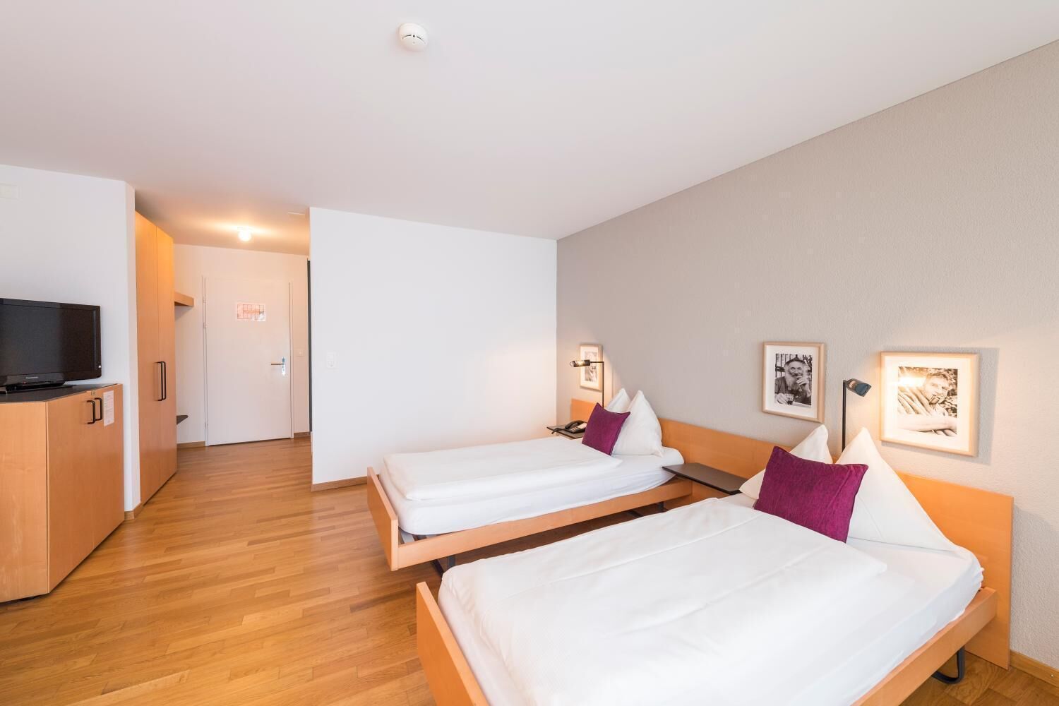 Desk, soundproofing, free WiFi, bed sheets