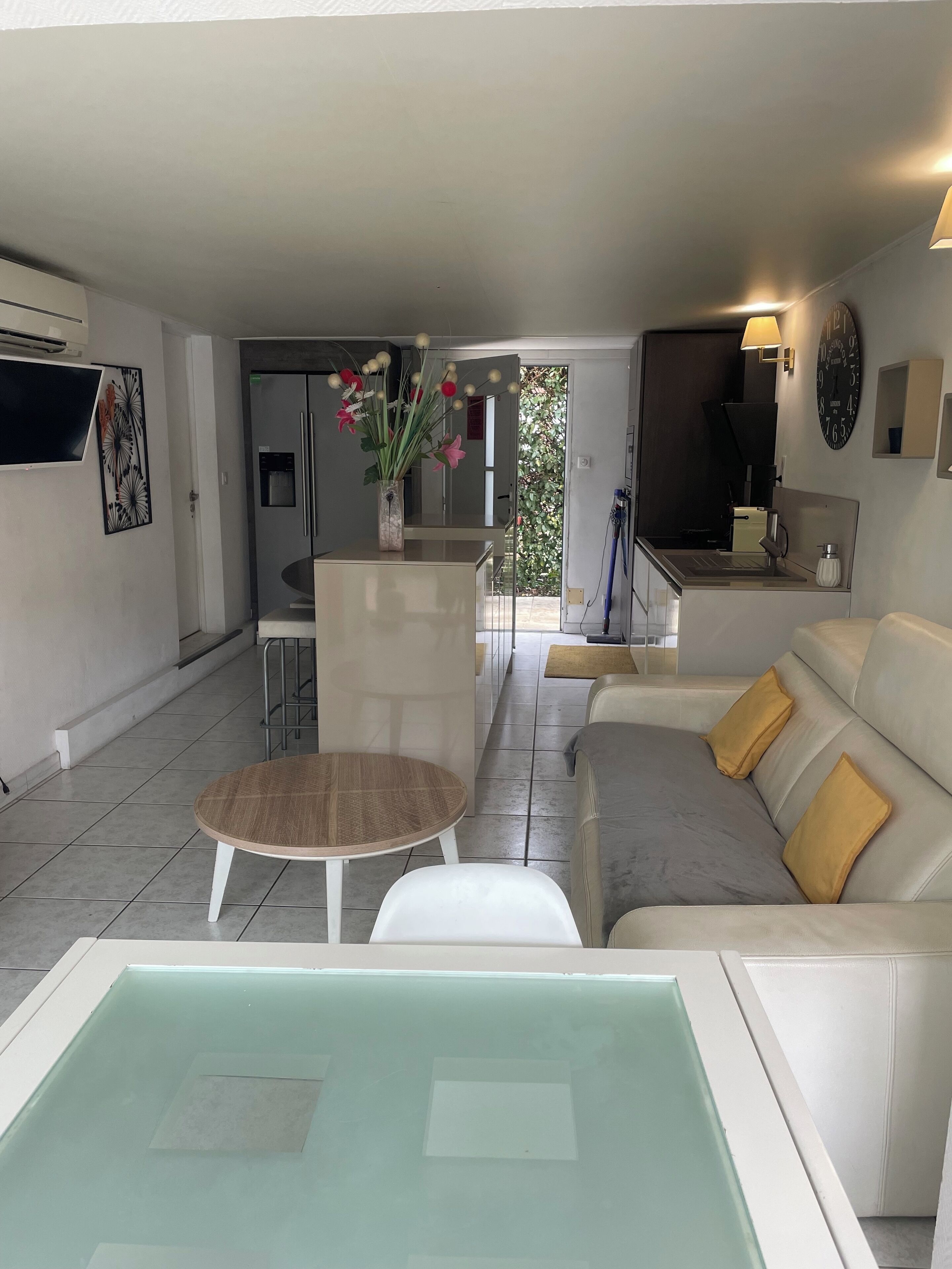 Smart TV, DVD player, offices