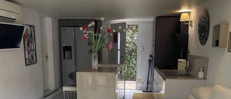 スマートテレビ、DVD プレーヤー、書斎 / ワークスペース