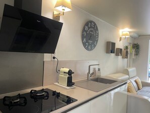 Jääkaappi, mikroaaltouuni, uuni, liesi