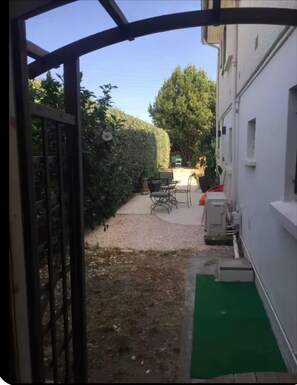 Terrace/patio - GARDENS OF GRAND SELVE Air conditioning, jacuzzi, sauna and swimming pool. (Launaguet)