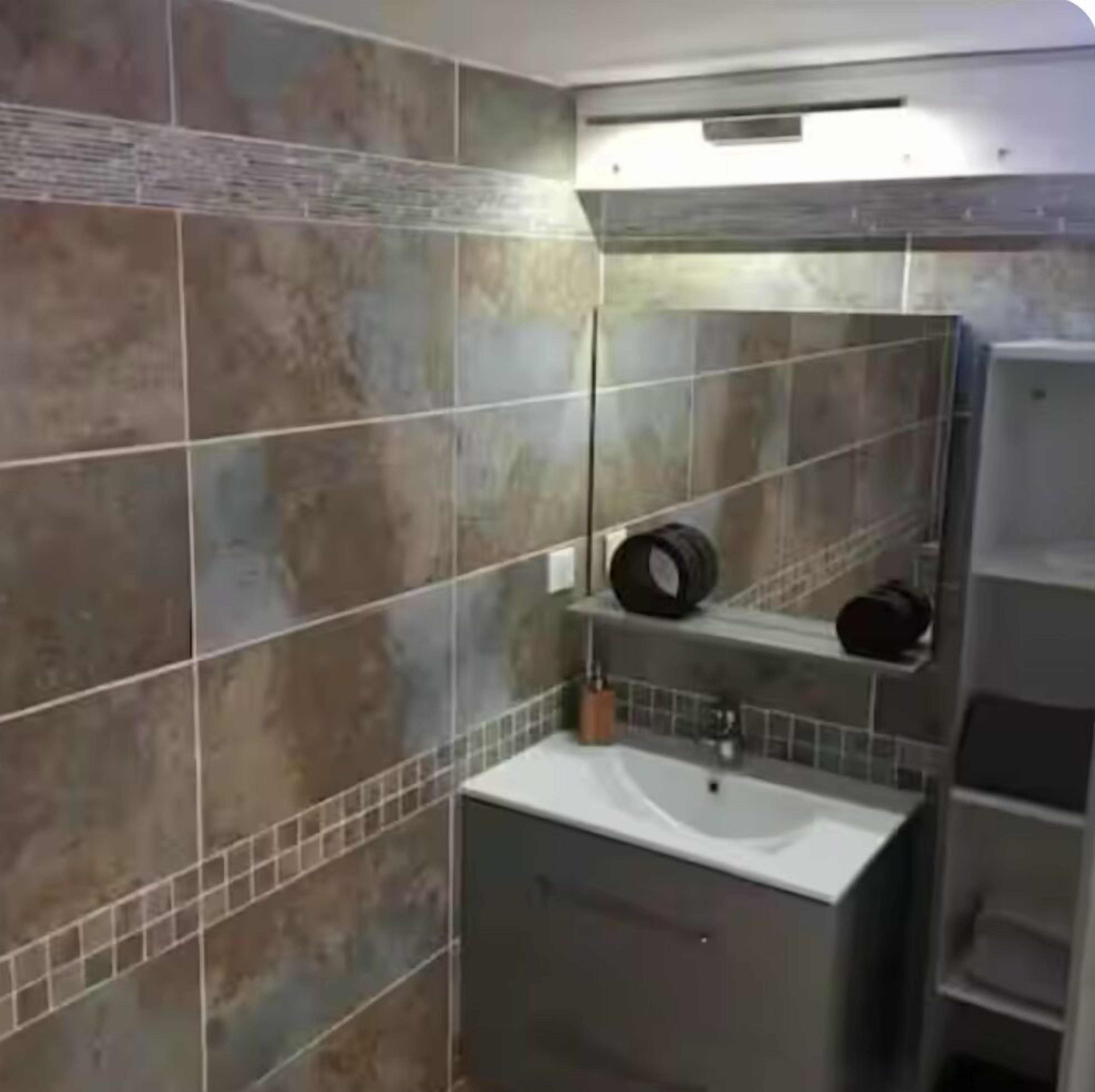 Ensemble douche/baignoire, sèche-cheveux, serviettes fournies, savon