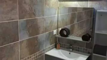 Ensemble douche/baignoire, sĂšche-cheveux, serviettes fournies, savon