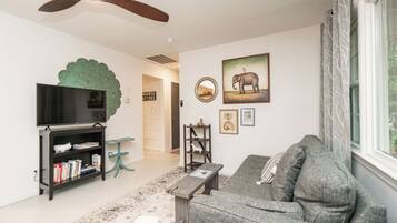 Smart-TV, bøker og stereoanlegg