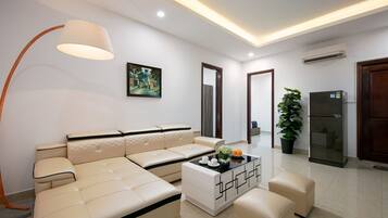 Departamento, 2 habitaciones | Área de sala de estar | Televisión de pantalla plana de 32 pulgadas con canales por cable