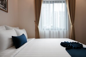 Kahden hengen deluxe-huone, 1 makuuhuone, kaupunkinäköala (Premium with Window) | Tallelokero huoneessa, työpöytä