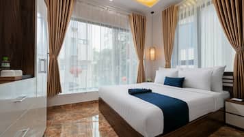Studio with Window, 1 Queen Bed | 1 bedroom, in-room safe, desk, laptop workspace
