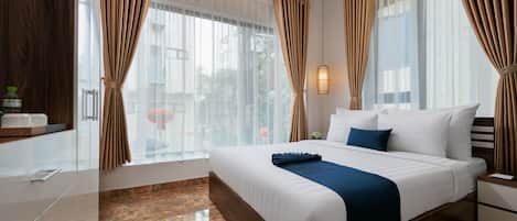 Studio with Window, 1 Queen Bed | In-room safe, desk, laptop workspace, iron/ironing board