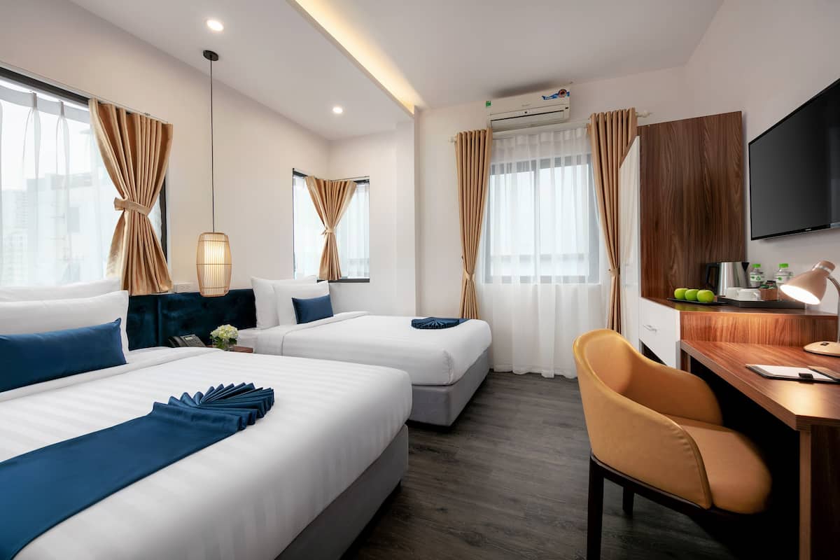 Studio with Window, 2 Twin Beds | 1 bedroom, in-room safe, desk, laptop workspace