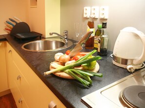 Fridge, microwave, stovetop, electric kettle - Superior Studio with balcony, City Centre, Obchodna street Nr. 7 (Bratislava)