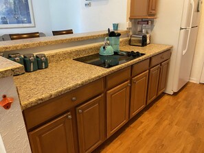 Fridge, microwave, stovetop, coffee/tea maker - Private Cottage w/ Washer/Dryer Close to Many Area Attractions (Orange City)