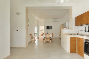 Apartamento básico, 3 habitaciones (Casa Lu Jentu) | Cocina básica privada | Frigorífico grande, placa de cocina y utensilios de cocina