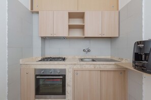 Apartamento básico, 3 habitaciones (Casa Lu Sule) | Cocina básica privada | Frigorífico grande, placa de cocina y utensilios de cocina