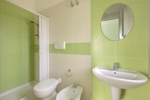 Douche, sèche-cheveux, bidet