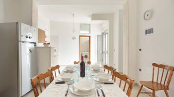 Basic Apartment, 3 Bedrooms (Casa Lu Jentu) | In-room dining