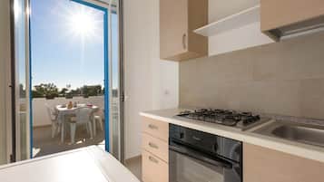 Apartemen Basic, 2 kamar tidur (Trilo Primo Piano) | Dapur pribadi | Lemari es besar, oven, kompor, dan peralatan masak/sendok-piring