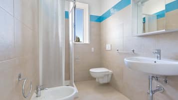 Basic Apartment, 2 Bedrooms (Trilo Primo Piano) | Bathroom | Shower, bidet