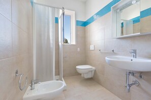 Apartemen Basic, 2 kamar tidur (Trilo Primo Piano) | Kamar mandi | Shower dan kloset